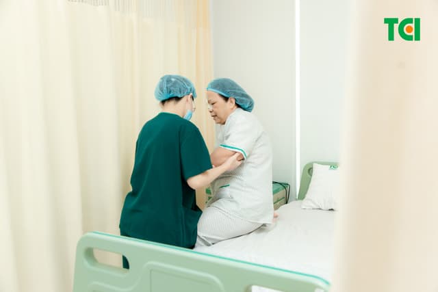 Ảnh mổ Phaco lấy lại thị lực cho bác Trần Thị Kim Cúc tại Thu Cúc TCI