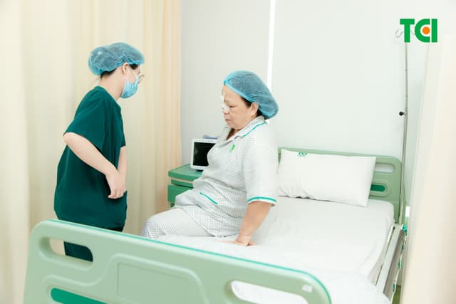 Ảnh mổ Phaco lấy lại thị lực cho bác Trần Thị Kim Cúc tại Thu Cúc TCI