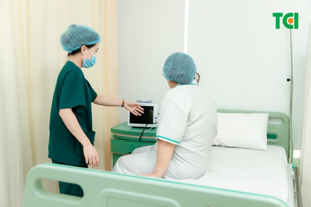 Ảnh mổ Phaco lấy lại thị lực cho bác Trần Thị Kim Cúc tại Thu Cúc TCI