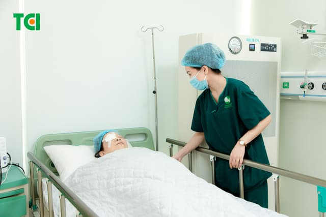 Ảnh mổ Phaco lấy lại thị lực cho bác Trần Thị Kim Cúc tại Thu Cúc TCI