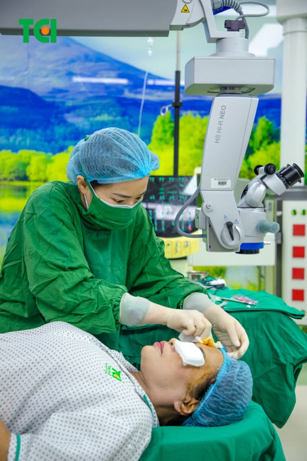 Ảnh khách hàng Nguyễn Thị Hằng phẫu thuật Phaco tại Thu Cúc TCI