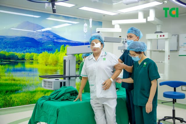 Ảnh khách hàng Nguyễn Thị Hằng phẫu thuật Phaco tại Thu Cúc TCI