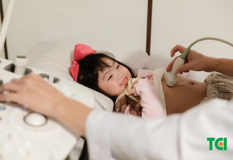 Bé 4 tuổi hay táo bón được bố mẹ cho khám sức khỏe tổng quát chuyên sâu tại TCI.