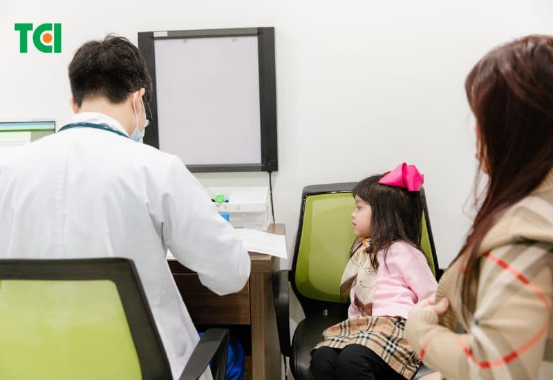 Để cải thiện tình trạng thiếu Vitamin D3, bác sĩ TCI kê viên uống bổ sung và tư vấn chế độ dinh dưỡng giàu Vitamin D3 cho bé 4 tuổi hay táo bón.