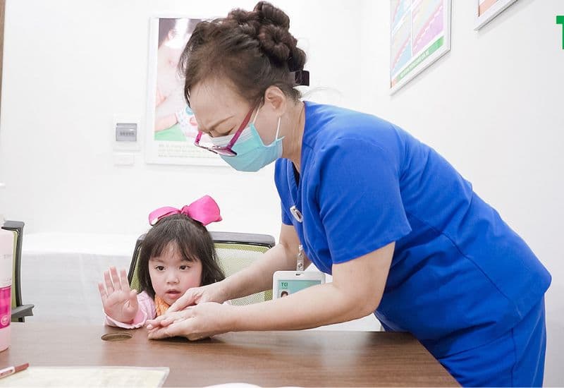 Thạc sĩ, Bác sĩ CKI Trần Thị Huân, Trưởng Khoa Dinh dưỡng, Bệnh viện Đa khoa Quốc tế Thu Cúc TCI, 30 năm kinh nghiệm công tác tại Viện Dinh dưỡng Quốc gia.