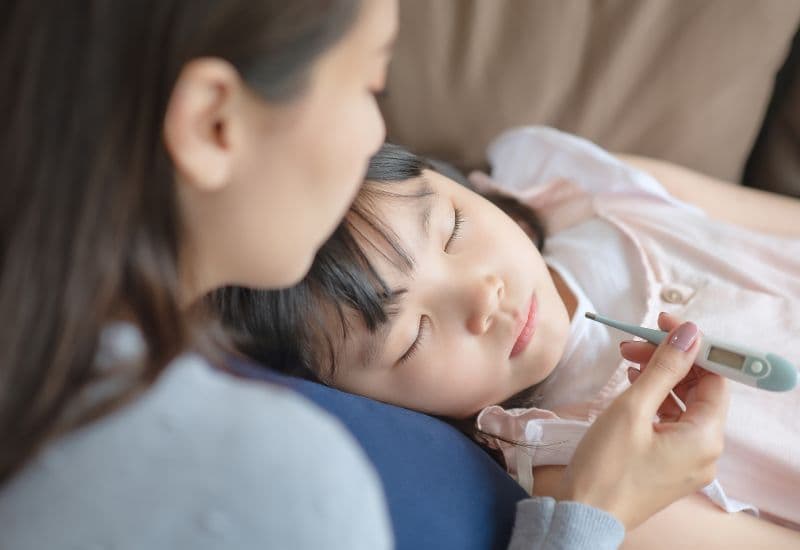 Sốt là một dấu hiệu nhận biết của tay chân miệng.