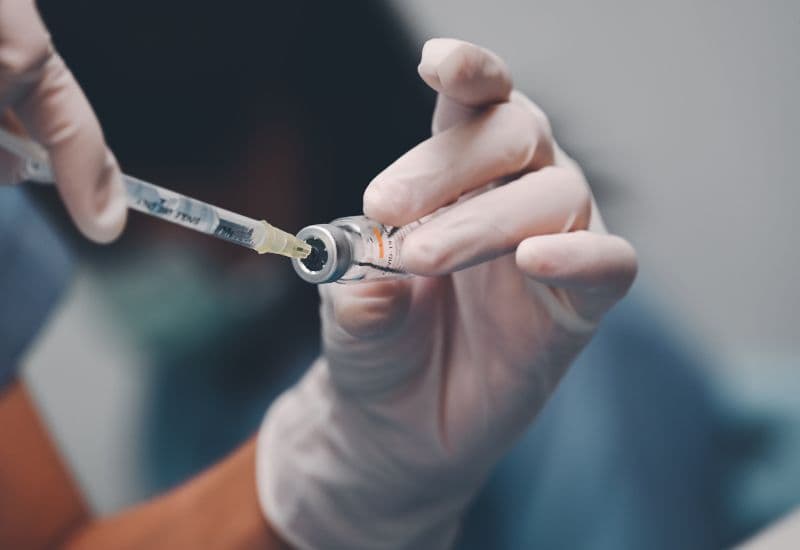 Để ngăn chặn sự phát tán của virus varicella-zoster, hạn chế nguy cơ trẻ bị thủy đậu, bố mẹ cần tiêm vắc xin cho trẻ. 