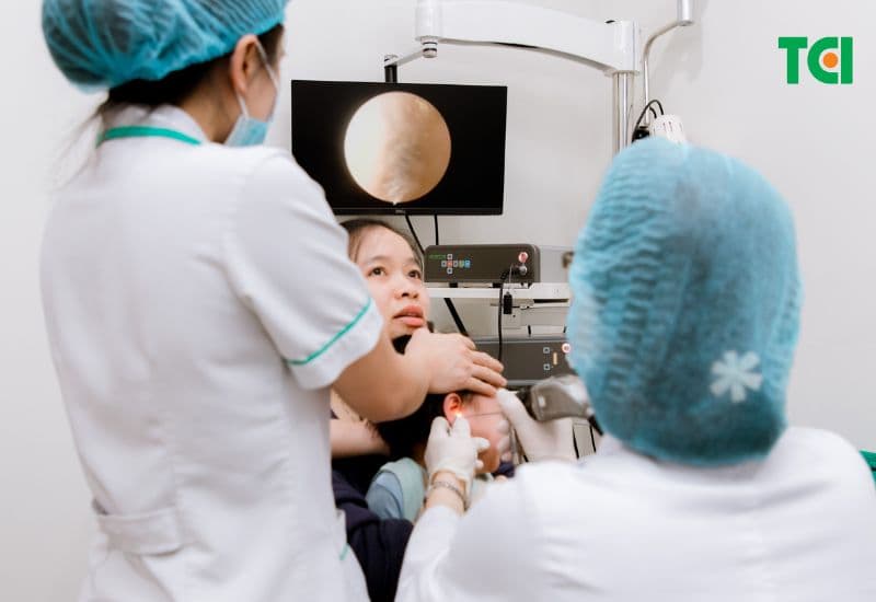 Cách chữa viêm tai giữa cho bé cần chỉ định từ bác sĩ để đảm bảo an toàn.