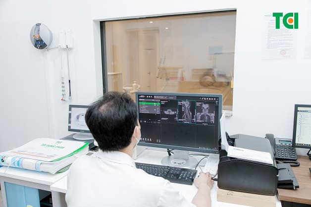 Chẩn đoán hẹp lỗ tiếp hợp cột sống