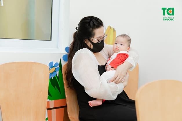 Bố mẹ cần quan sát kĩ các biểu hiện sức khỏe của trẻ sau tiêm chủng