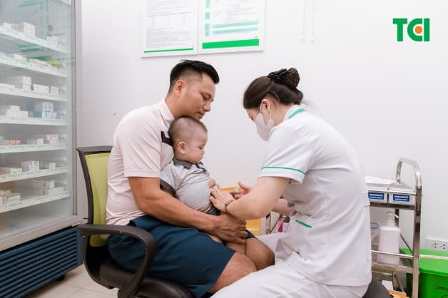 có nên tiêm vacxin cho trẻ