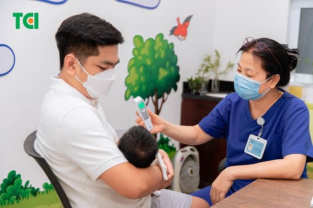 Trẻ đang sốt có tiêm vacxin được không là vấn đề khiến nhiều mẹ lo lắng khi con tới lịch tiêm phòng