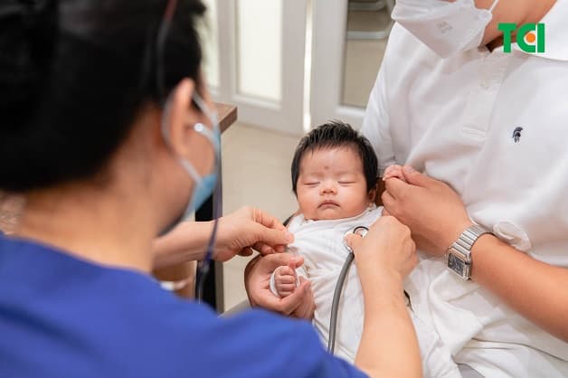 Quyết định trẻ có được tiêm vacxin hay không luôn phải dựa trên sự đánh giá tổng thể của bác sĩ, dưới sự thảo luận chi tiết với người chăm sóc để hiểu rõ hơn về tình trạng cụ thể của trẻ