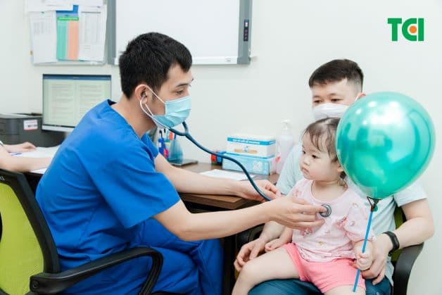 Khi trẻ xuất hiện các triệu chứng nghi rối loạn tiêu hóa, phụ huynh nên sớm cho con đi khám