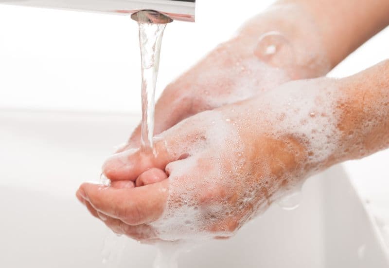 Giải đáp chi tiết thắc mắc: Đau mắt đỏ có lây không?