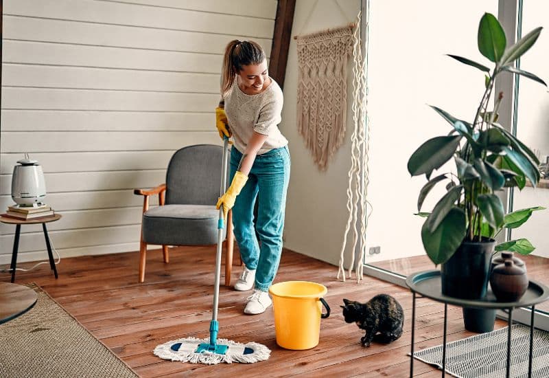 Những hoạt động vệ sinh không gian sinh hoạt của gia đình như lau chùi bề mặt đồ đạc sinh hoạt (mặt bàn, mặt ghế, tay nắm cửa, tay vịn cầu thang…), giặt chăn, gối, quần áo… nên thường xuyên thực hiện.