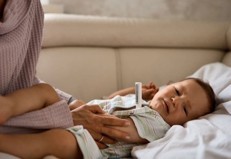 Sốt cao là một trong những dấu hiệu nhận biết đầu tiên của đậu mùa.