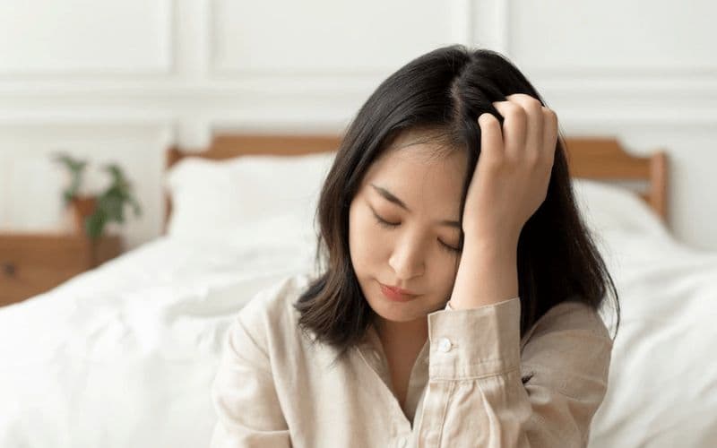 Người bệnh có thể xuất hiện cả triệu chứng đau đầu, không tỉnh táo