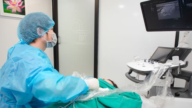 Đốt u tuyến giáp không đau ứng dụng sóng cao tần