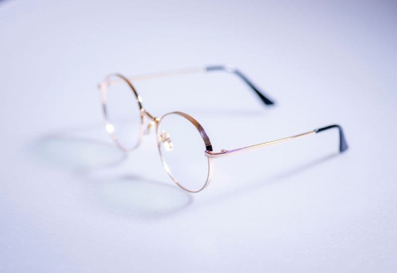 Tìm hiểu tròng kính cận là gì? giá tròng kính cận thường