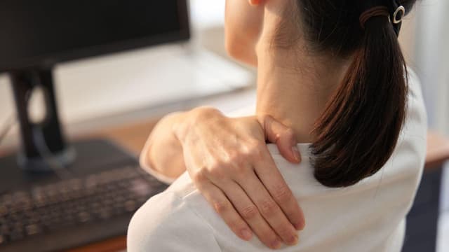 Hẹp lỗ liên hợp đốt sống: Nguyên nhân và triệu chứng