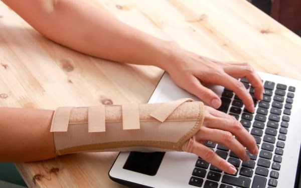 Dùng nẹp khi bị hội chứng ống cổ tay