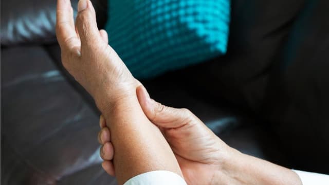 Hội chứng đau cổ tay: Nguyên nhân và cách khắc phục