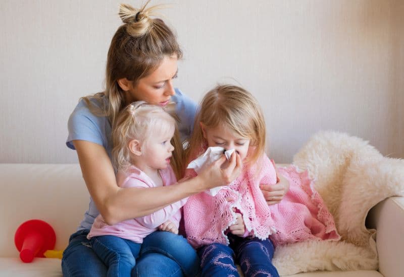 Viêm phế quản thường đi kèm sổ mũi và nghẹt mũi.