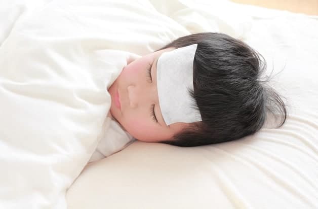 Sốt cao có thể là triệu chứng của bệnh viêm màng não mô cầu BC.