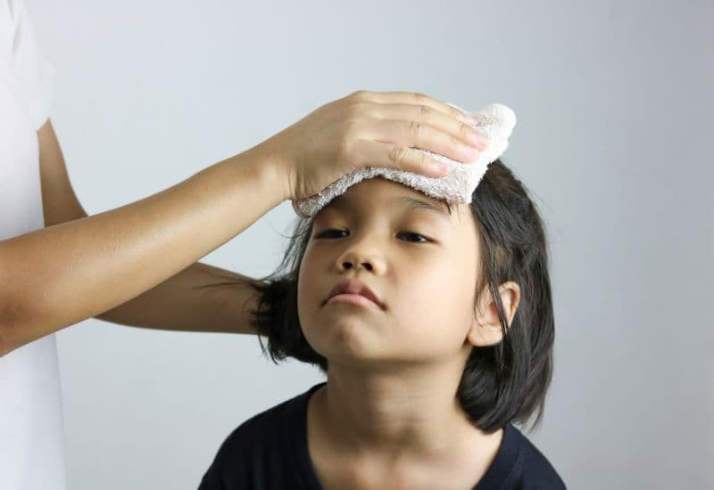 Bệnh truyền nhiễm cấp tính thủy đậu thường đi kèm nhiều triệu chứng phiền toái. như sốt, đau đầu, tổn thương da, buồn nôn và nôn, biếng ăn, mệt mỏi…