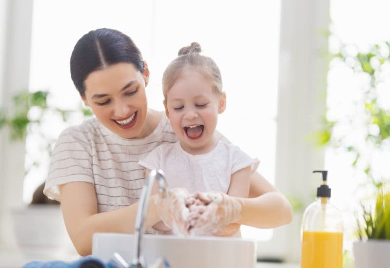 Rửa tay cho trẻ thường xuyên với xà phòng và nước cũng là một biện pháp hiệu quả để dự phòng bệnh truyền nhiễm cấp tính thủy đậu.