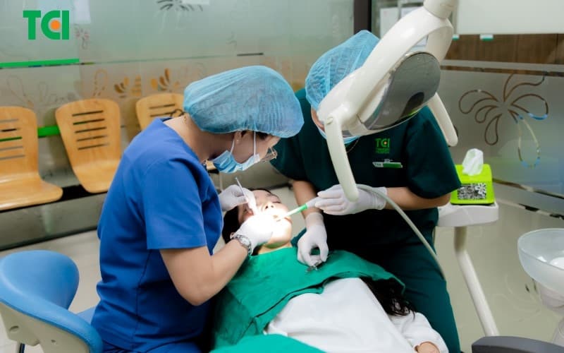 Thực hiện quy trình nhổ răng số 8