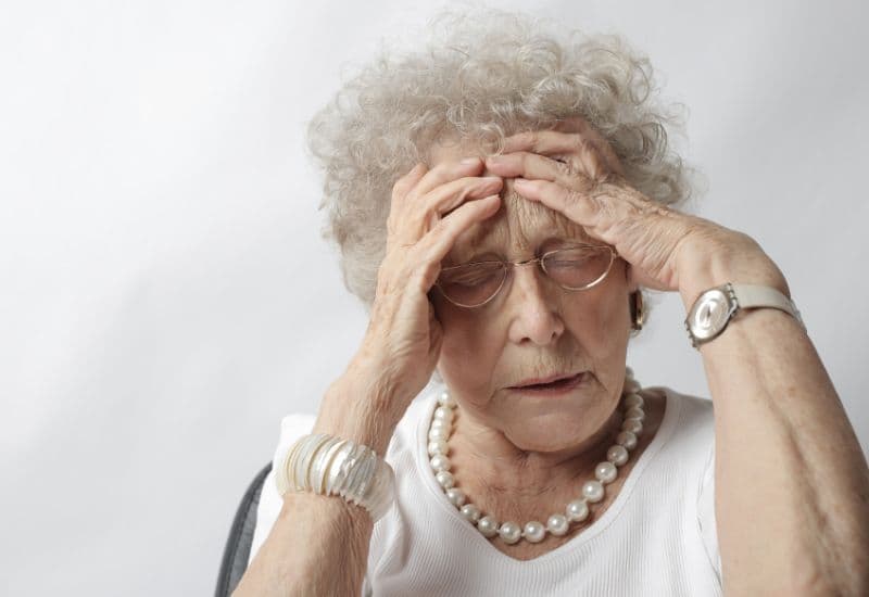 Nhức đầu là một dấu hiệu nhận biết tăng nhãn áp.