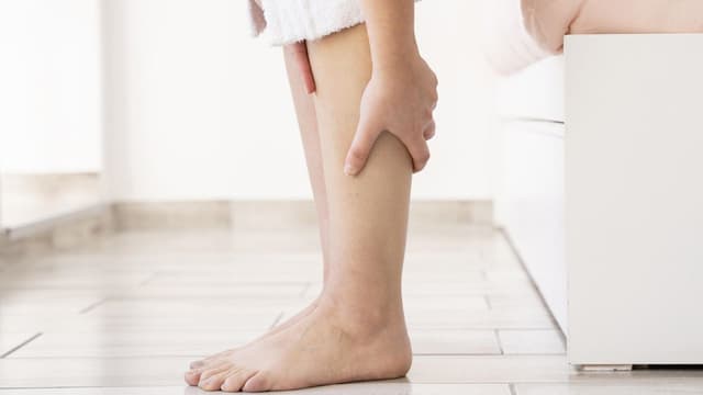 Vì sao thoát vị đĩa đệm gây teo chân và cách phòng ngừa