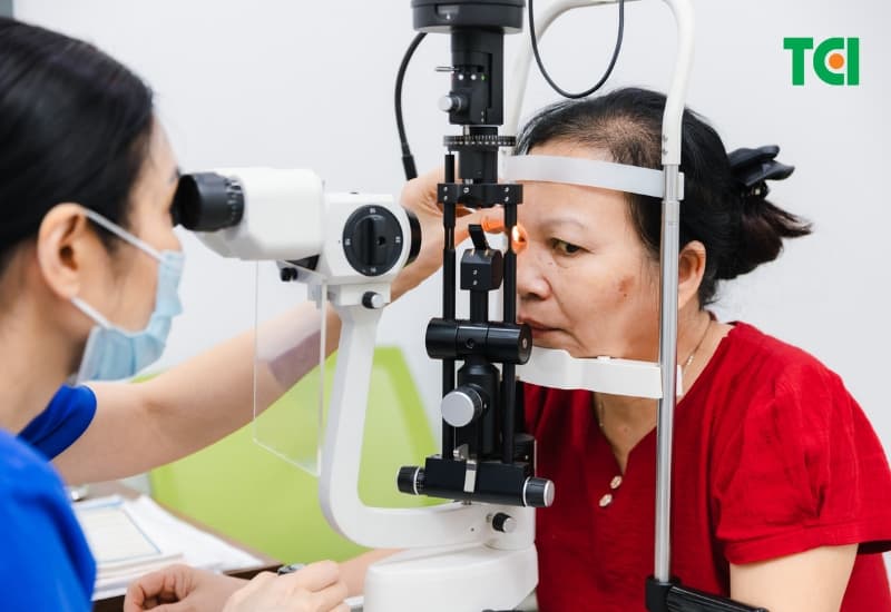 Thăm khám định kỳ để phát hiện và điều trị sớm bất kỳ vấn đề nào của mắt.