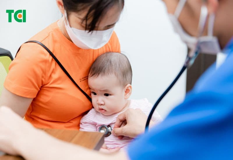 Trẻ sơ sinh nghi mắc thủy đậu nên được đi khám bác sĩ để có phác đồ điều trị phù hợp