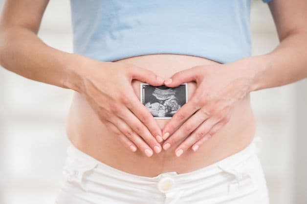 Việc tiêm chủng trước khi mang thai giúp tạo ra màng miễn dịch trong cơ thể mẹ, bảo vệ thai nhi khỏi nguy cơ nhiễm bệnh nguy hiểm