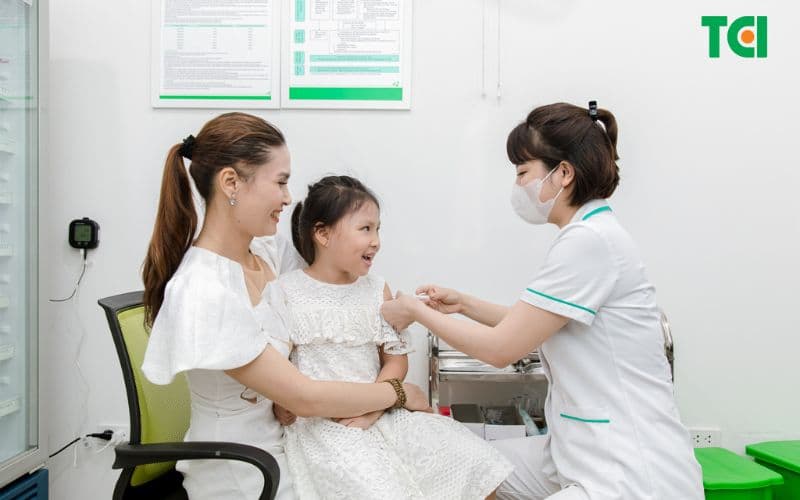 Tiêm vắc xin cho trẻ phòng bệnh viêm não Nhật Bản tại phòng tiêm chủng Thu Cúc TCI