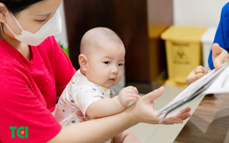 tiêm vắc xin cho trẻ sơ sinh cần quan sát trẻ để phát hiện các phản ứng phụ có thể xảy ra như sưng, đau, đỏ tại chỗ tiêm