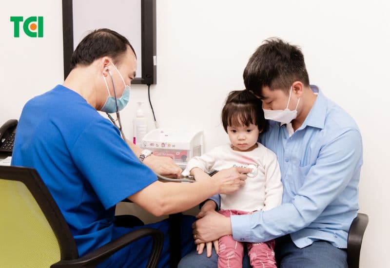 Trong trường hợp cần thiết, trẻ nhiễm trùng tiêu hóa cần được đi khám bác sĩ