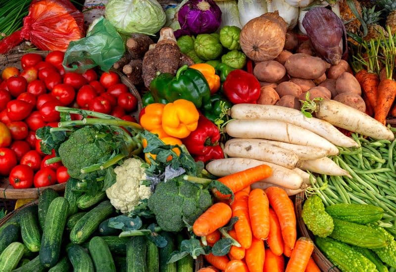 Nên ưu tiên bổ sung thực phẩm giàu chất xơ vào chế độ ăn của bé táo bón