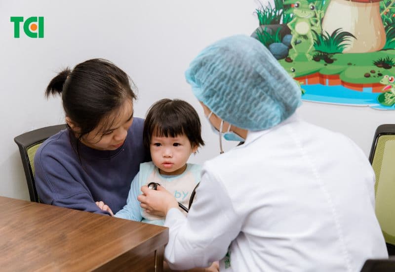 Trẻ bị táo bón cần được đi khám kịp thời để ngăn ngừa những ảnh hưởng nghiêm trọng tới sức khỏe, tâm lý