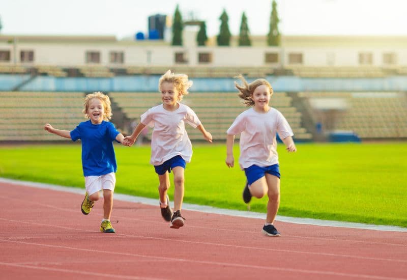 Vận động có thể tăng cường sự trao đổi chất của cơ thể, giúp trẻ mau đói và cảm thấy muốn ăn hơn. 