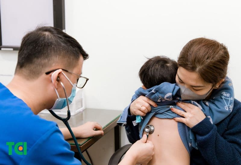 Để ngăn ngừa xảy ra biến chứng, trẻ táo bón trường hợp cần thiết phải sớm được đi khám, 