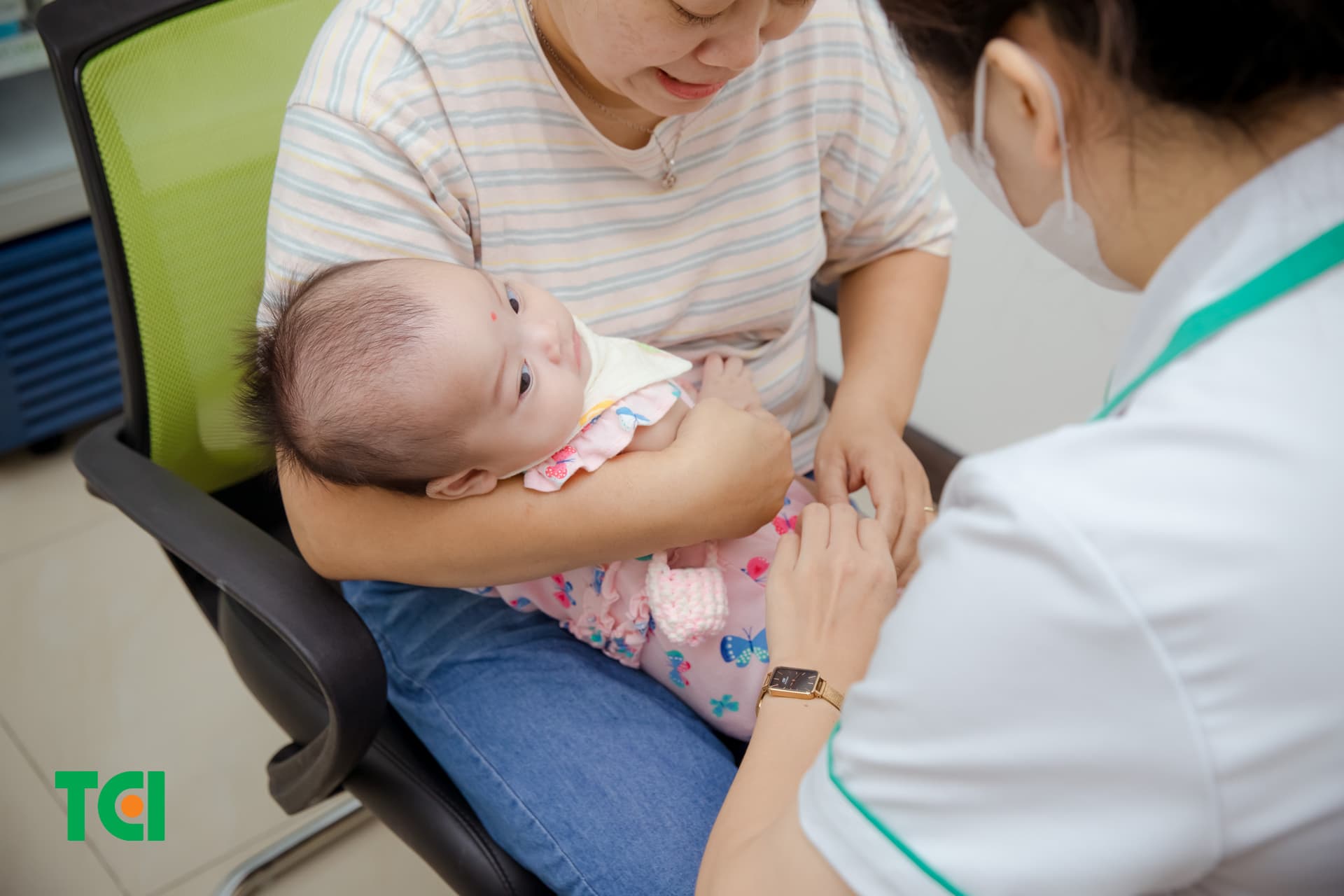 Để biết thông tin chi tiết và được tư vấn cụ thể về phác đồ tiêm chủng cho trẻ, bố mẹ hãy đưa trẻ đến Phòng tiêm chủng Thu Cúc TCI để được thăm khám và tư vấn hoàn toàn miễn phí