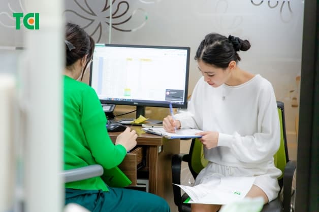 Thực hiện trồng răng Implant