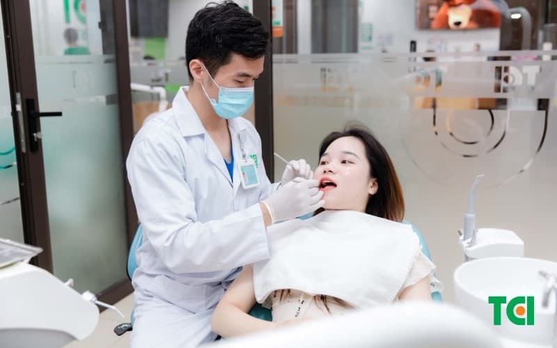 Tiến hành trồng răng sứ có đau không