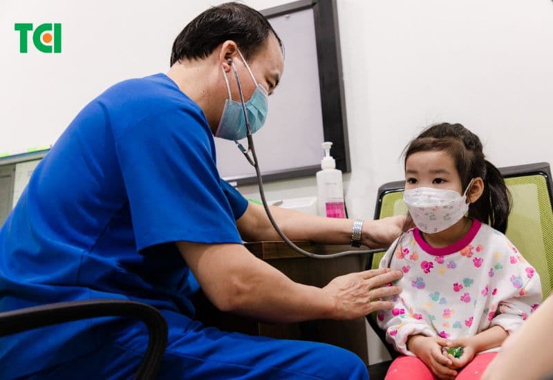 Trẻ viêm đường hô hấp nên được đi khám bác sĩ để có phác đồ điều trị phù hợp
