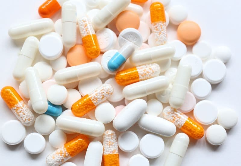 Trong một số trường hợp, khi nhiễm trùng là do các bệnh tự miễn, thuốc ức chế miễn dịch như methotrexate hoặc azathioprine có thể được sử dụng để kiểm soát tình trạng viêm.