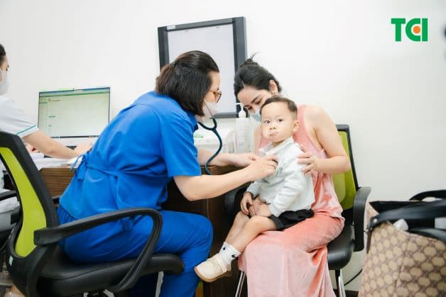 Trẻ xuất hiện triệu chứng bất thường về tai, phụ huynh chớ chủ quan mà nên cho con đi khám